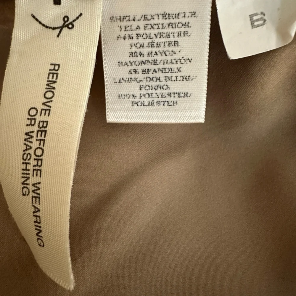 Classic with an edge! EUC Ann Taylor Pencil Skirt Size 2P - Picture 6 of 8